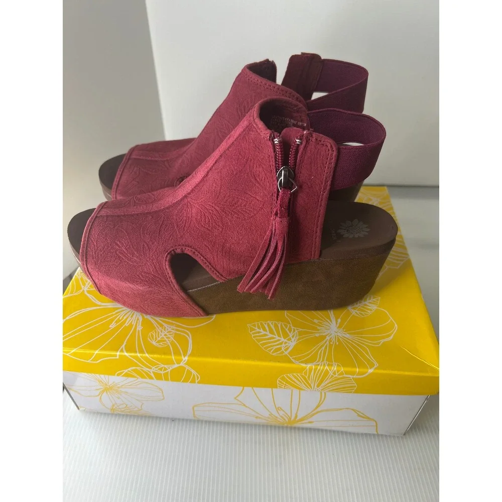 Yellow Box Sheridan Burgundy Embossed Floral Wedge Sandals Peep Toe Tassel 9 M